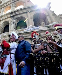 Centurioni i gladiatorzy walczą o Koloseum