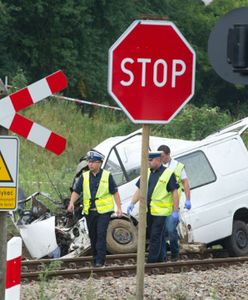 Tragiczny wypadek w Łódzkiem: pociąg zderzył się z busem, 9 osób nie żyje