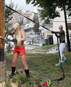 W Kijowie na miejscu ściętego krzyża już pojawił się nowy