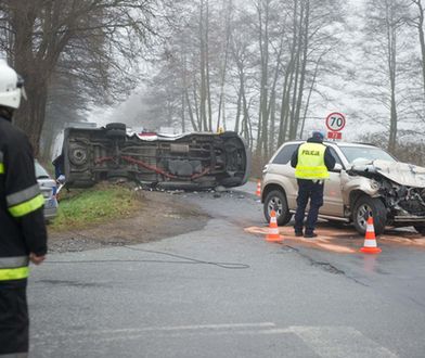 Zderzenie busa z samochodem - 11 osób rannych