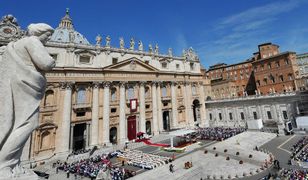 Drugi dzień obrad niezwykłej rady kardynałów w Watykanie