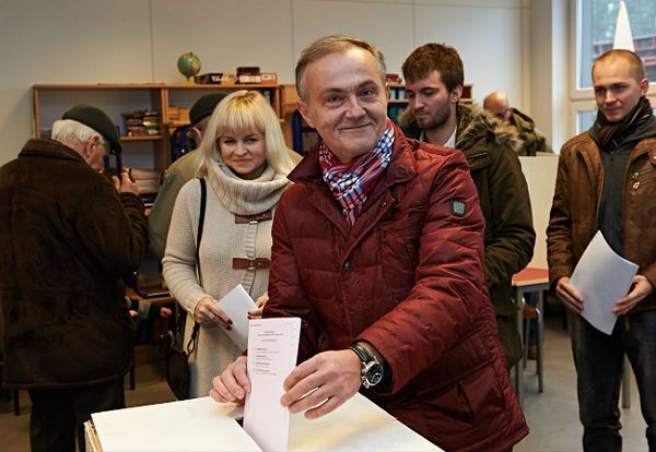 Prezydent Gdyni Wojciech Szczurek z żoną Barbarą podczas głosowania