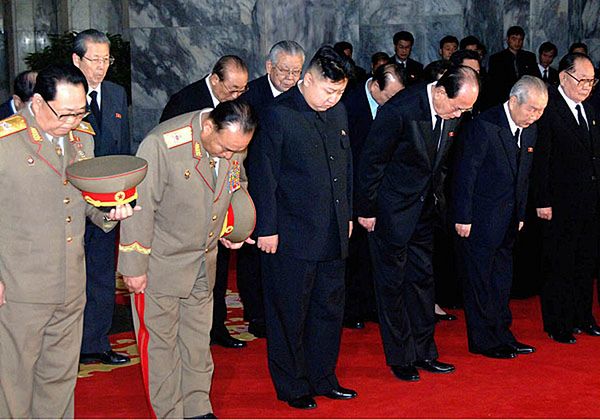 Kim Dzong Un wraz z przedstawicielami najwyższych władz oddaje hołd zmarłemu ojcu