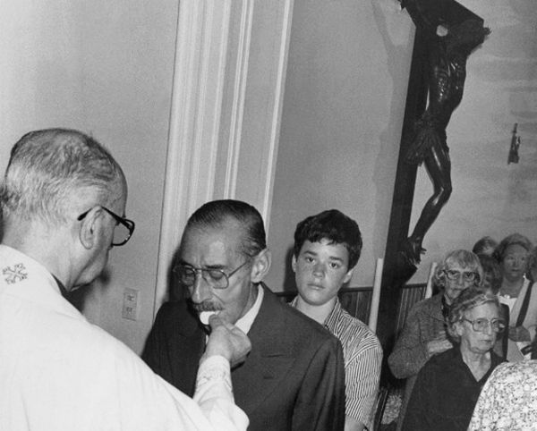 Były argentyński dyktator gen. Jorge Videla przyjmuje komunię w jednej z parafii w Buenos Aires, 1990 r.