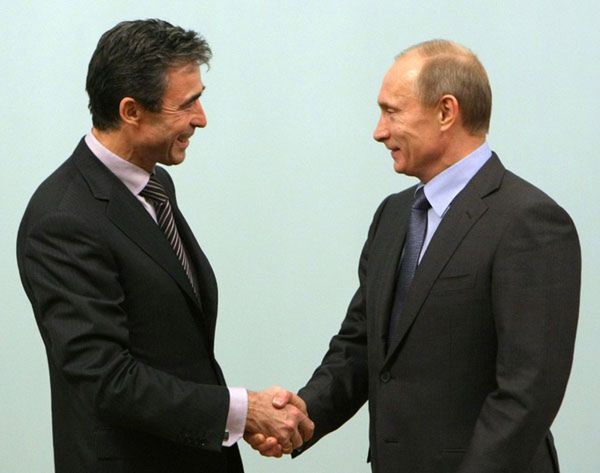 Sekretarz generalny NATO Anders Fogh Rasmussen i Władimir Putin