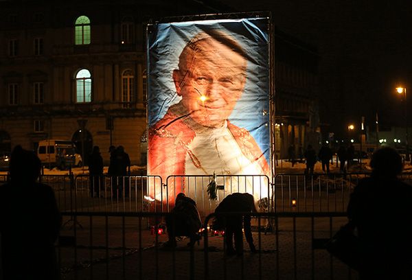 Portret Jana Pawła II na Pl. Piłsudskiego w Warszawie, podczas czuwania w rocznicę śmierci Papieża