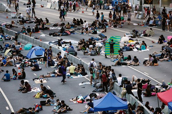 W Hongkongu policja przestrzega demonstrantów przed eskalacją protestu