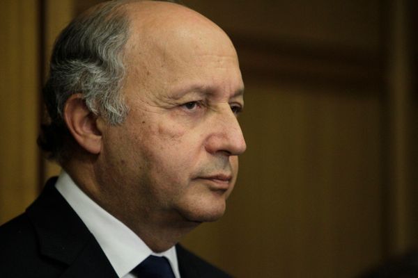 Francja: szef MSZ Laurent Fabius potępia Syrię za stosowanie bomb kasetowych