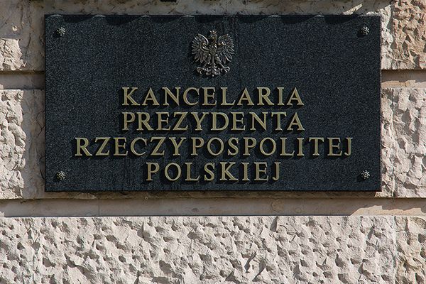 Tygodnik "Do Rzeczy" skarży Kancelarię Prezydenta. Chodzi o premie doradców