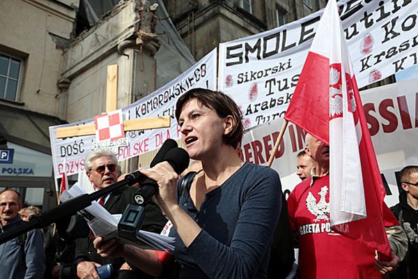 Przewodnicząca stowarzyszenia "Solidarni 2010" Ewa Stankiewicz podczas pikiety przed budynkiem TVP.