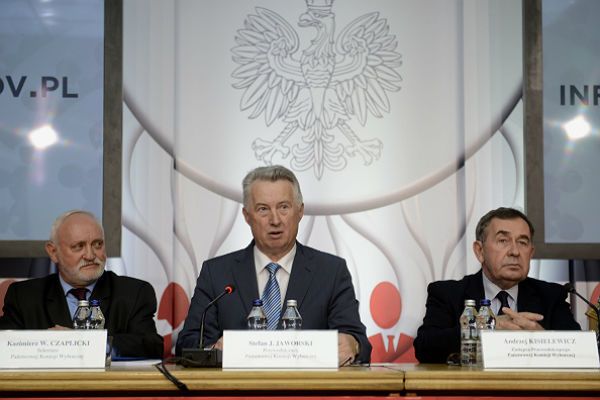 Członkowie PKW: sekretarz Kazimierz Czaplicki, przewodniczący Stefan Jaworski i wiceprzewodniczący Andrzej Kisielewicz