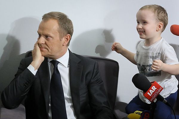 Donald Tusk podczas spotkania z rodzicami niepełnosprawnych dzieci