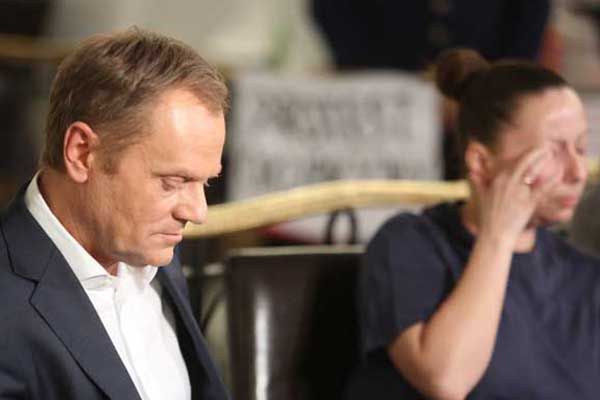 Donald Tusk i Maja Szulc, matka niepełnosprawnego dziecka, podczas sobotniego spotkania w sejmie