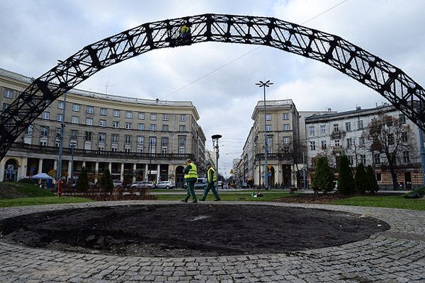 Spalona instalacja "Tęcza" na placu Zbawiciela w Warszawie