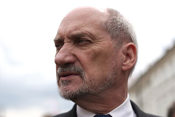 Antoni Macierewicz: Polska gotowa pomóc Francji; spodziewa się także wsparcia