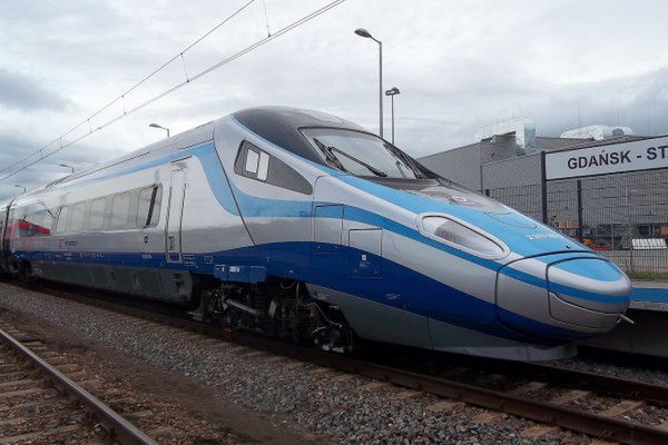 Dziennikarz: Nowoczesny pociąg PKP nie mieści się na torach, Intercity: To nieprawda