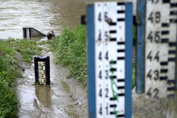 Straż pożarna pracuje prewencyjnie przy umacnianiu wałów; rzeki w korytach. IMGW: nie ma powodzi