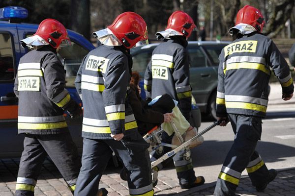 Straż pożarna pomaga w ewakuacji mieszkańców