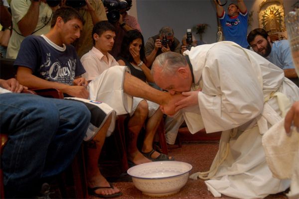 Jorge Bergoglio wśród ubogich i narkomanów w 2008 roku