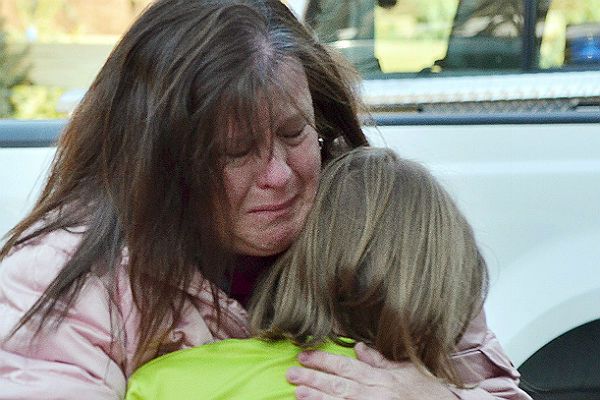 Matka przytula córkę, która przeżyła strzelaninę w szkole w Newtown