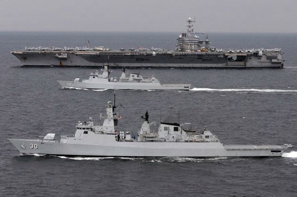 Lotniskowiec USA klasy Nimitz i dwie fregaty malezyjskie na Morzu Południowochińskim