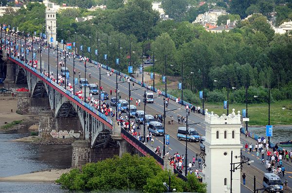 Kibice idą Mostem Poniatowskiego w kierunku Stadionu Narodowego