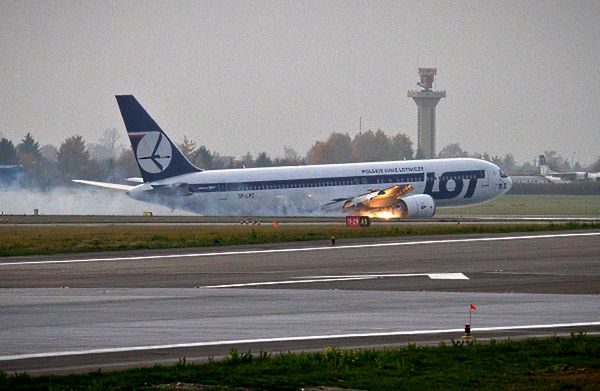 Boeing 767 podczas awaryjnego lądowania na Okęciu 1 listopada