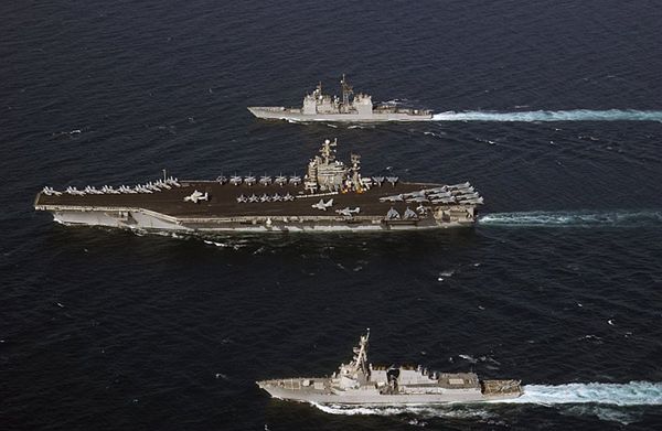 Lotniskowiec USS George Washington w asyście krążownika USS Vella Gulf (u góry) i niszczyciela USS Bulkeley