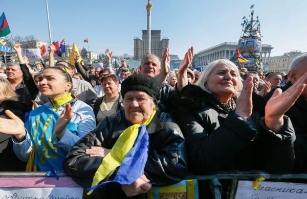 Ukraińcy zgromadzeni na Placu Niepodległości w Kijowie