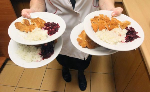 400 mandatów rocznie poznańskiego sanepidu na sklepy i lokale gastronomiczne za brud, przeterminowaną żywność i szczury