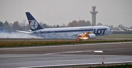 Czemu Boeing lądował bez podwozia? Co przeoczyli piloci?