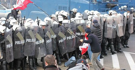 Po zamieszkach: 250 tys. zł straciła policja, 2 mln - TVN