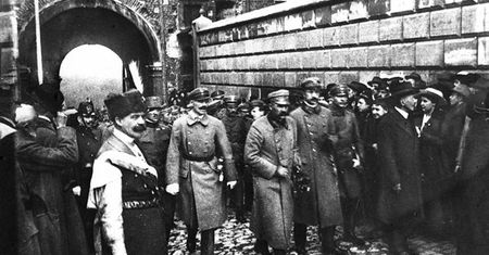 "Polska nie idzie na lewo czy prawo - idzie naprzód"