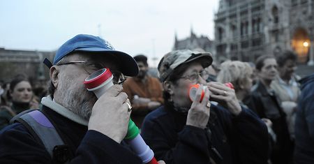 Demonstranci żądają dymisji prezydenta Węgier Pala Schmitta