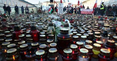 Przez znicze kobieta złamała rękę przed Pałacem Prezydenckim
