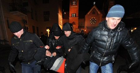 Brutalna akcja milicji w Mińsku - "kopali, wyrywali telefony"