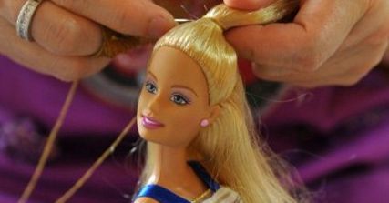 Policja zamyka sklepy przez plastikową blond piękność