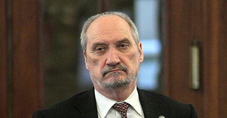 Macierewicz chce "przerwać makabryczny taniec"? Zaprasza Seremeta
