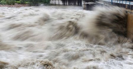 Żołnierze pomagają w odbudowywaniu infrastruktury po powodzi