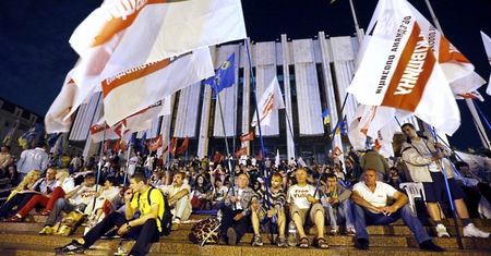 Protest przed pałacem prezydenckim przeciw ustawie językowej