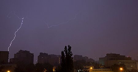 Strażacy: po nawałnicach powalone drzewa, uszkodzone dachy