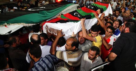 Libia: tłumy żegnają zmarłego rebelianta, który schwytał Kadafiego