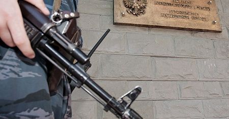 OMON przed polską ambasadą w Moskwie