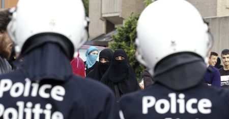 Radykalny islamista zaatakował nożem policjantów
