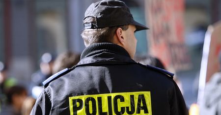 Poznaniak udawał policjanta i chciał wystawić mandat, bo założył się z kolegami