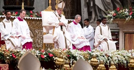 Papież w czasie pasterki mówił o dzieciach w schronach i na łodziach