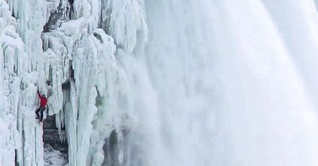 Alpinista wspiął się po zamarzniętym wodospadzie Niagara
