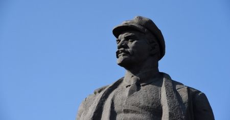 Pomnik Lenina w Nowosybirsku pomalowany w barwy Ukrainy
