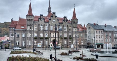 Wałbrzych: 53-latek chciał wyskoczyć z okna w ratuszu. Powodem zła sytuacja bytowa