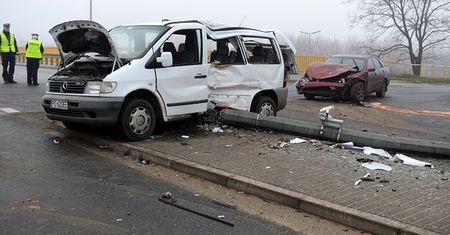 Zderzenie busa z autem w Poznaniu - 10 osób w szpitalu